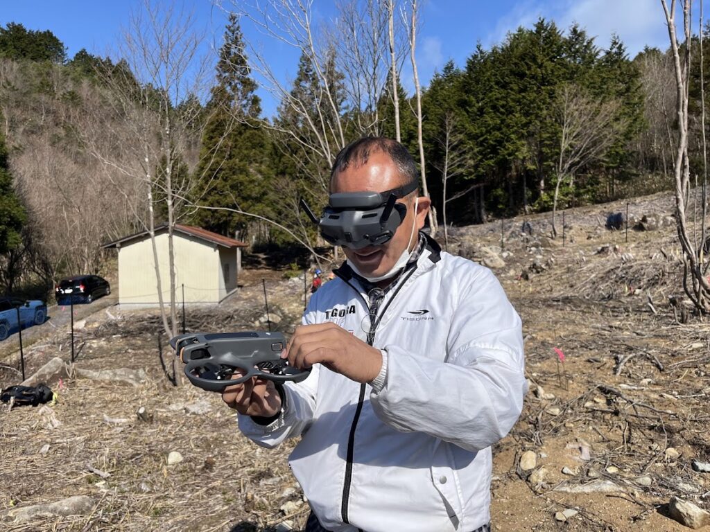 嬉しそうにドローンを持つアカデミー学生