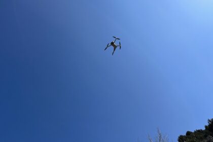 新田の森を飛ぶドローン